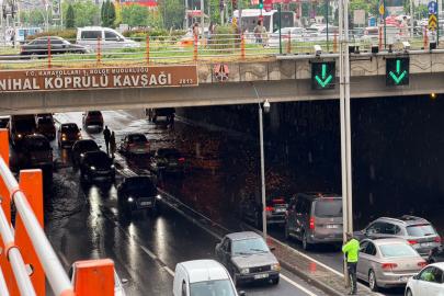 Diyarbakır’da ani yağış sonrası yollar göle döndü