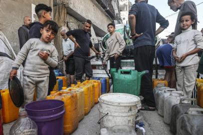 Gazze'de, okul sırasında olması gereken çocuklar saatlerce su kuyruğunda bekliyor