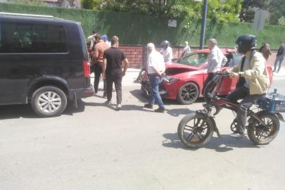 Hafif ticari araç ile otomobil çarpıştı