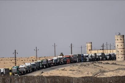 İşgalci İsrail, ateşkese rağmen Gazze Şeridi'ne yardım tırlarının girişini kısıtlamayı sürdürüyor