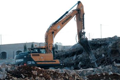 İşgalci İsrail ordusu işgal altındaki Doğu Kudüs'te Filistinlilere ait 40 dükkanı yıktı