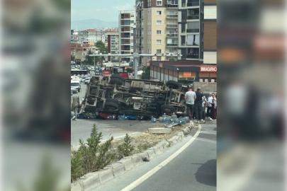 İzmir Buca Otobanı’nda su yüklü kamyon devrildi