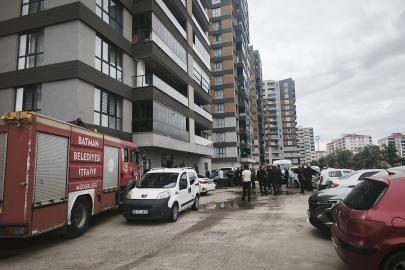 Mahsur kalan kadın ve çocuğu çıkaran adam, asansör boşluğuna düşüp hayatını kaybetti