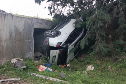 Şarampole devrilen otomobilde 4 kişi yaralandı