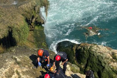 Telefonla konuşurken falezlerden düşüp öldü