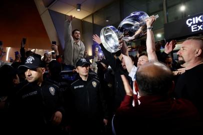 Trabzonspor taraftarları kupa şampiyonu takımlarını coşkuyla karşıladı