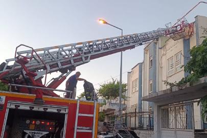 Batman'da iki katlı evin damındaki odunlukta yangın