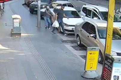 Pastaneden çıkarken silahlı saldırıya uğradı; olay kamerada