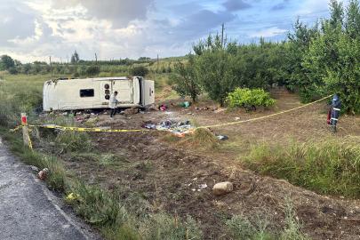 Tur midibüsü şarampole devrildi: 4 ölü, 26 yaralı