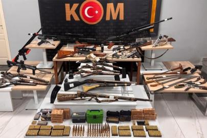 Uşak'ta ev ve iş yerine baskın: Çok sayıda antika silah bulundu