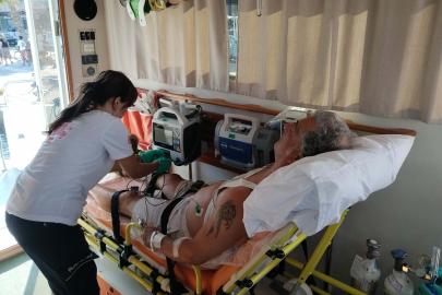 Mavi turda ve Yunan adasında rahatsızlanan 3 kişi, deniz ambulansıyla Bodrum'a taşındı