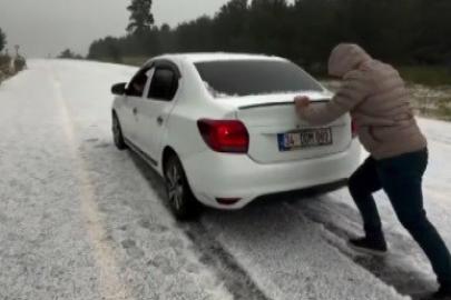 Ağustos ayında kar sürprizi. Araçlar yollarda mahsur kaldı, her yer beyaza büründü