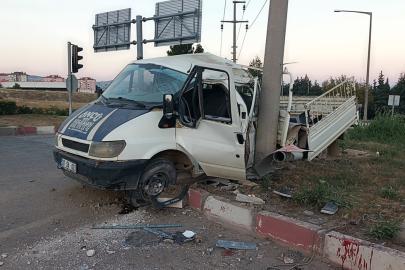 Direğe çarpan kamyonetin sürücüsü yaralandı