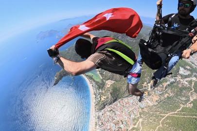 Fethiye'de 30 Ağustos'a özel yamaç paraşütü atlayışı