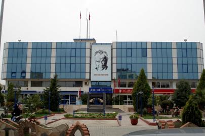 Menderes Belediyesi'ne operasyon. Başkan İlkay Çiçek dahil 15 kişi gözaltında