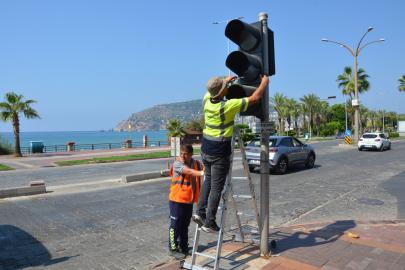 Antalya'da 1347 trafik işaret levhası ile 57 sinyalize kavşak yenilendi