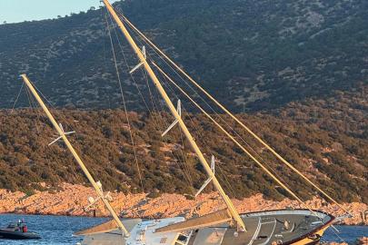 Kayalıklara çarpan gulet yan yattı; 7 kişi kurtarıldı
