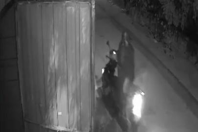 Serik’te garajdaki otomobil yandı, alevler eve sıçradı (2)
