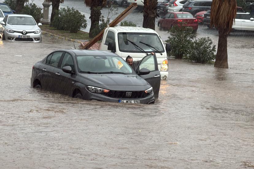 Bodrum’da sağanak; cadde ve sokaklar göle döndü, araçlar yolda kaldı