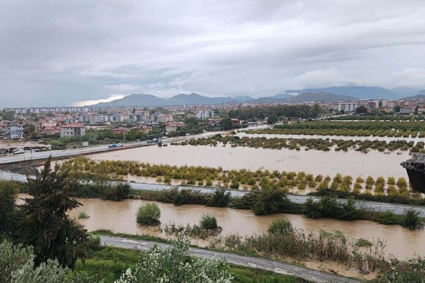 Dalaman'da çay taştı, yollar göle döndü, su baskınları yaşandı
